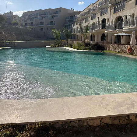 Luxury 3 Bed With Large Outdoor Pools And Gardens *