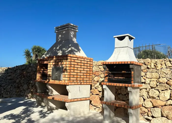 Luxury 3 Bed With Large Outdoor Pools And Gardens Qala