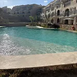 Luxury 3 Bed With Large Outdoor Pools And Gardens *