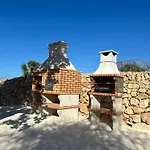 Luxury 3 Bed With Large Outdoor Pools And Gardens Qala