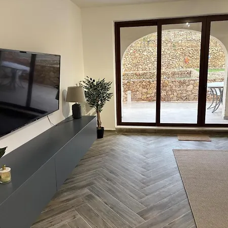 Luxury 3 Bed With Large Outdoor Pools And Gardens Apartment Qala