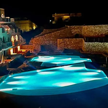 Luxury 3 Bed With Large Outdoor Pools And Gardens