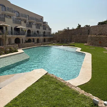 Апартаменты Luxury 3 Bed With Large Outdoor Pools And Gardens Кала