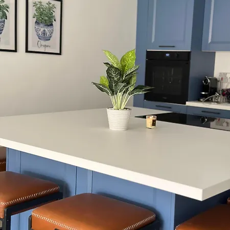 Luxury 3 Bed With Large Outdoor Pools And Gardens