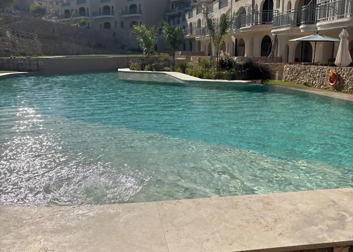 Luxury 3 Bed With Large Outdoor Pools And Gardens *